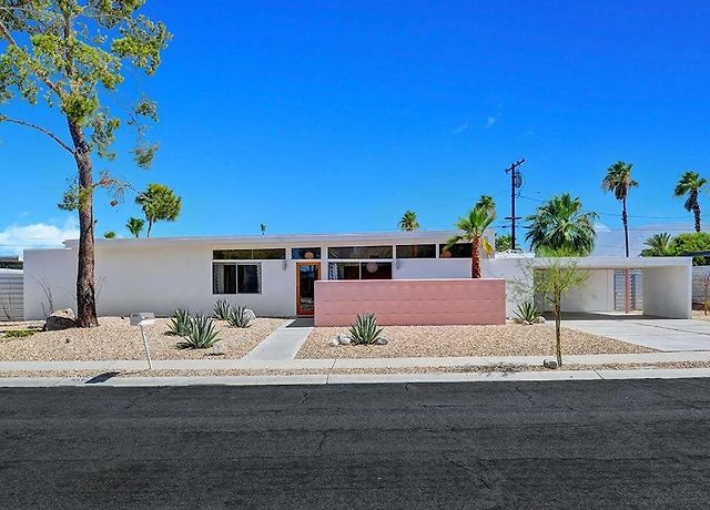 °WEXLER'S BARBIE HOUSE PALM SPRINGS, CA (United States) | BOOKED