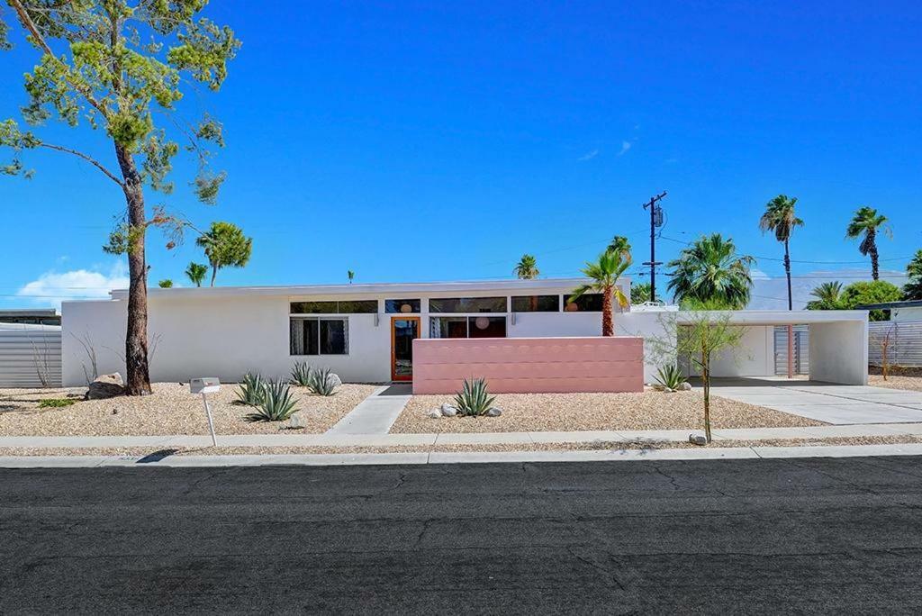 °WEXLER'S BARBIE HOUSE PALM SPRINGS, CA (United States) | BOOKED